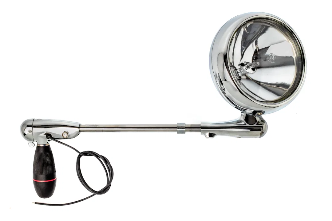 325GM – UNITY Spotlight, 50 Watt Halogen 6 Inch Chrome Housing White Light Post Mount